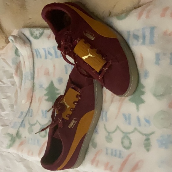 Puma suede sneakers. Size 8.5 - Picture 3 of 3